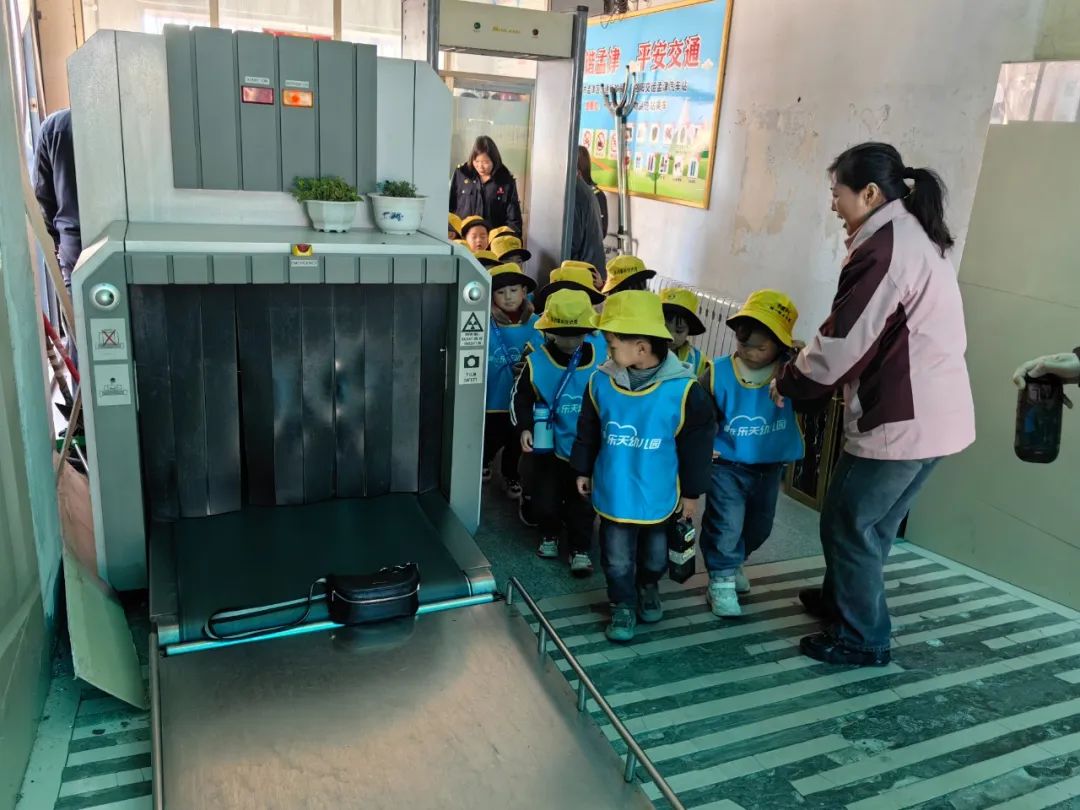 萌娃觀車站 文明伴出行——孟津區(qū)樂天幼兒園到孟津汽車站開展社會實踐活動
