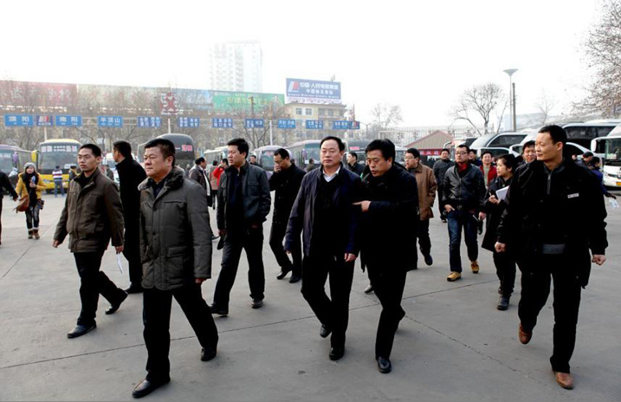 2012年1月12日，洛陽市政府副市長宋殿宇（右三）到洛陽汽車站檢查春運工作。